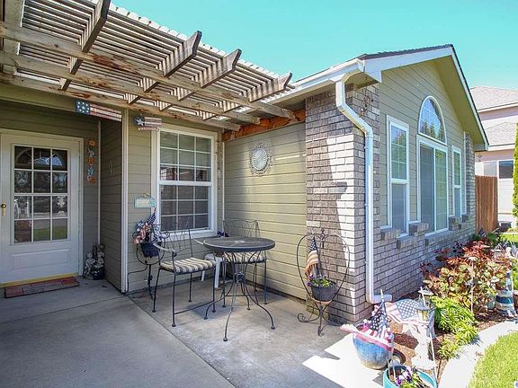 3rd image of 1901 S Highlands Blvd