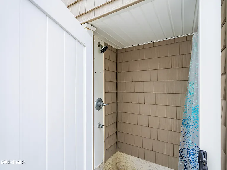 556 Riverside Dr — Photo 37