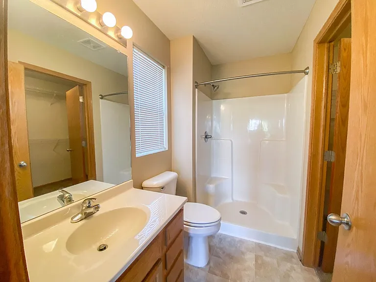 450 SE Westgate Dr — Photo 8