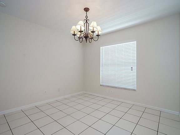 5th image of 12043 Warwick Cir