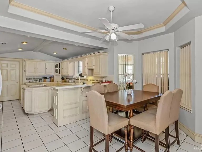 602 N McColl Cir — Photo 3