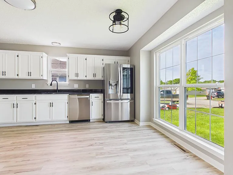 1206 Foxridge Dr — Photo 3
