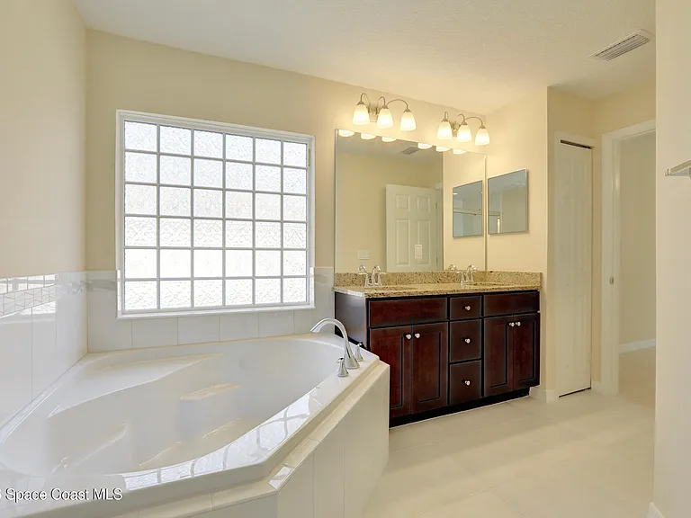 743 Breakwater Ter — Photo 24
