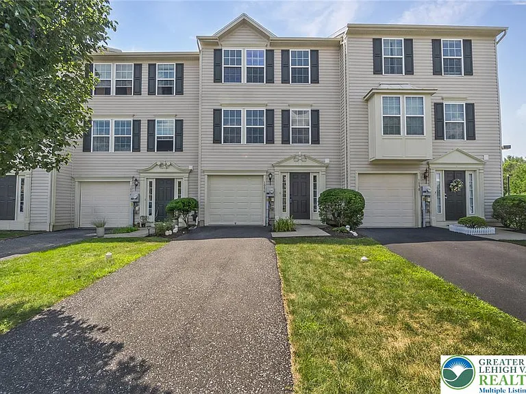 1096 Sparrow Way — Photo 1