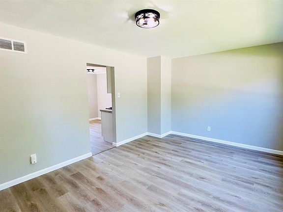 3rd image of 606 Lynn Haven Ln