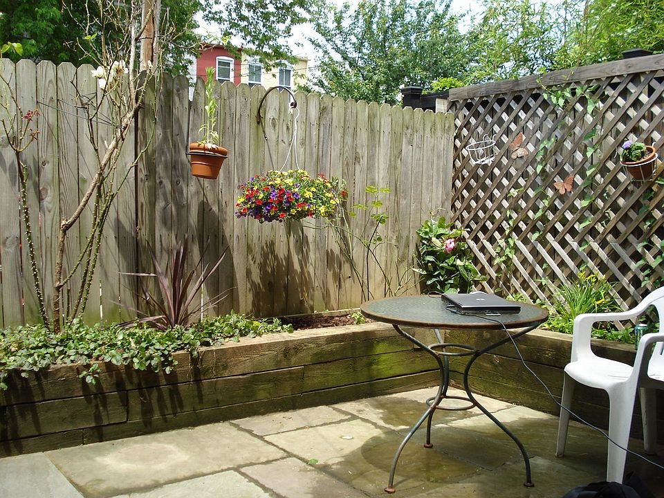 Garden patio shared with one other apartment