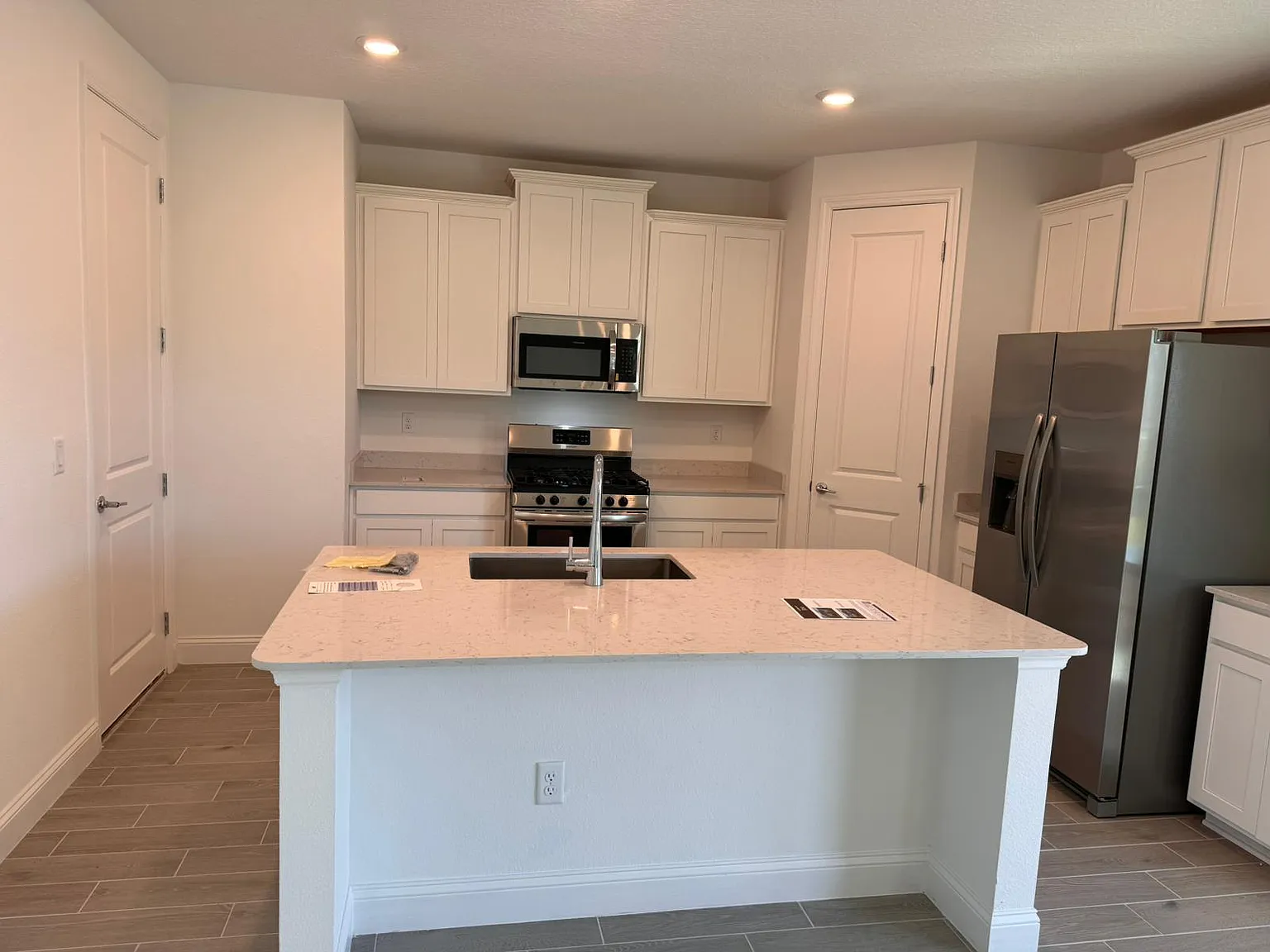 5 bed, 2358 sqft, $3,045 — Photo 4