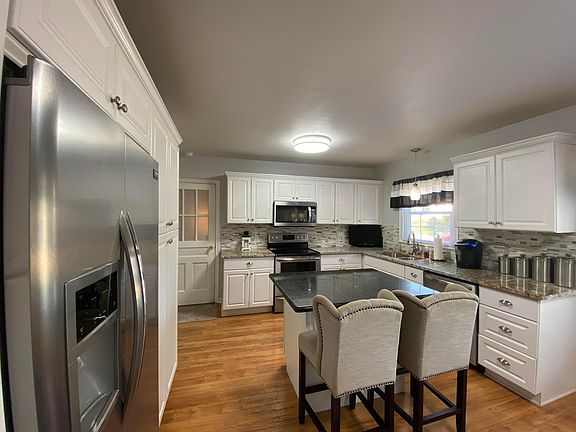 4th image of 7689 Broadwyn Dr