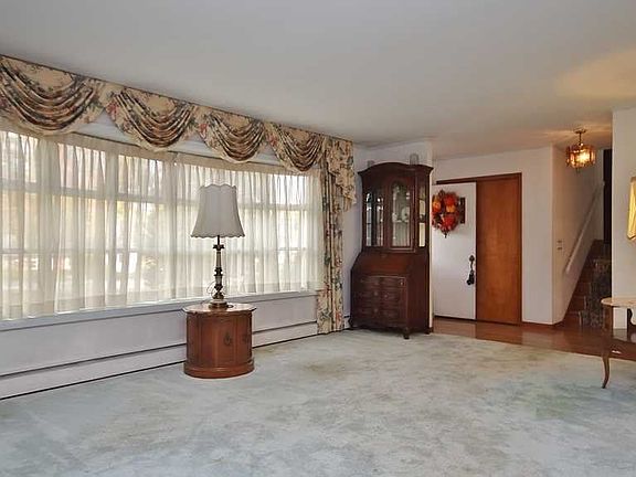 5th image of 62 Colburn Dr
