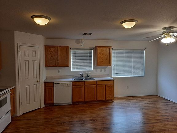 5th image of 946 Church St