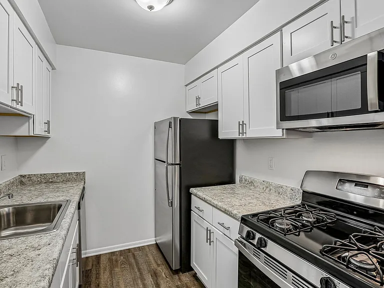 Plaza I Apartments — Photo 14
