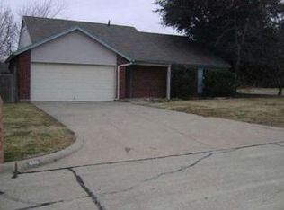 845 Woodhaven Ln, Grand Prairie, TX 75052