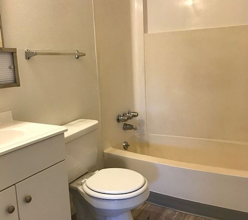 1st image of 915 Walnut St Building C104