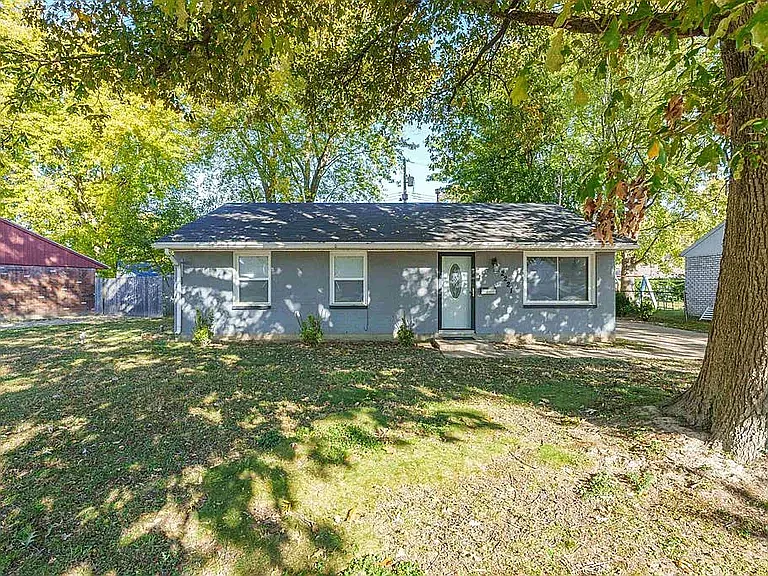 2221 Biscayne Dr — Photo 1