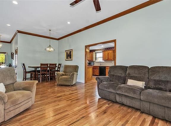 5th image of 408 NW Augusta Ct