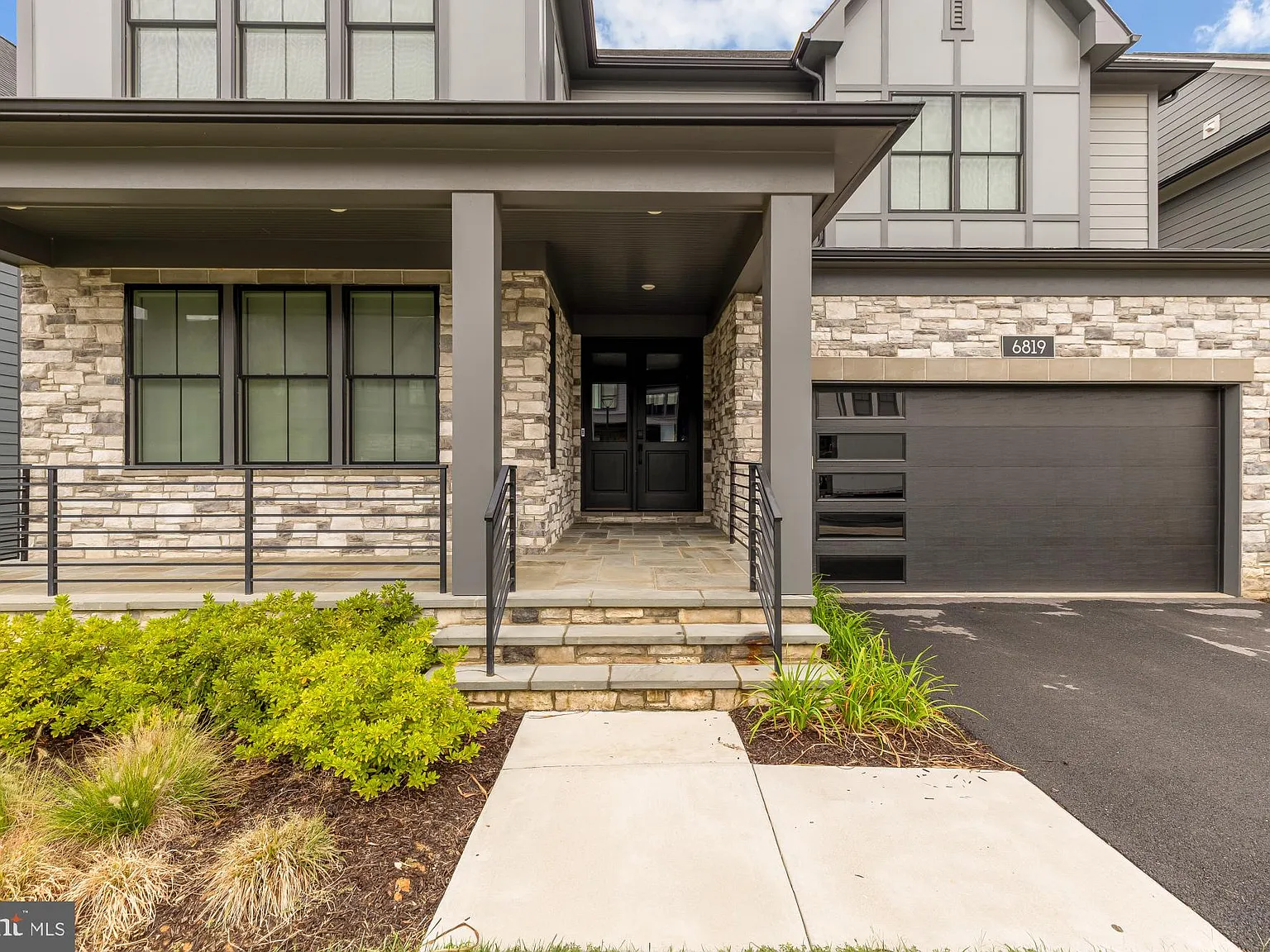 5 bed, 4.5 bath, 5043 sqft, $9,750 — Photo 3