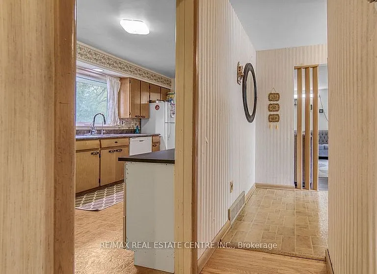 314 Strathcona Dr — Photo 8