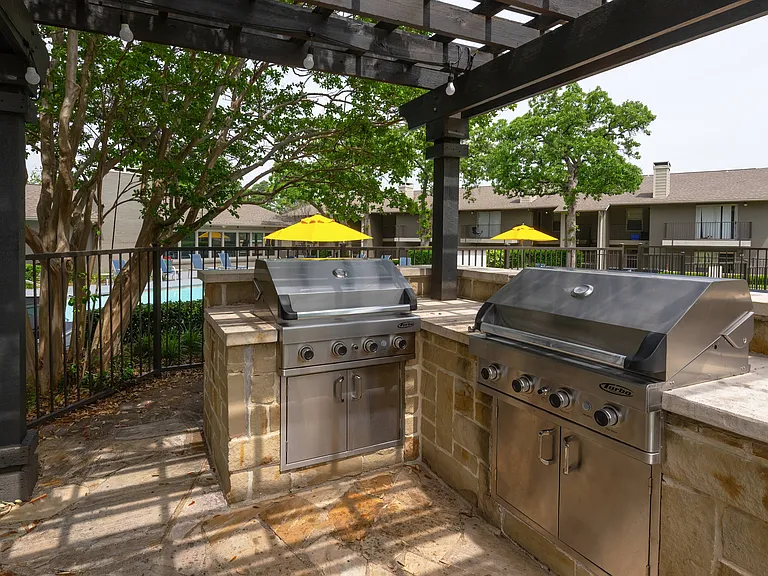 Outdoor Grilling Station at Oak Park Apartments