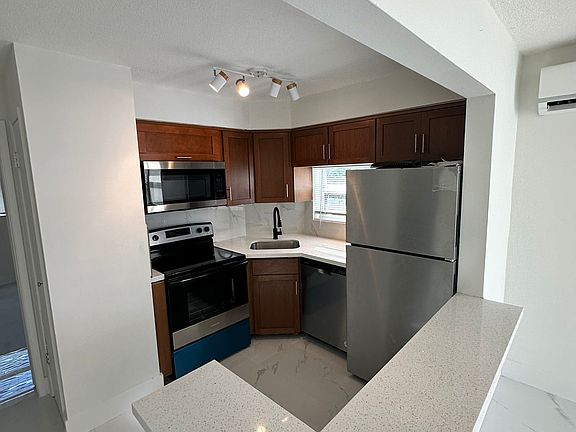3rd image of 1520 NE 56th St APT 2