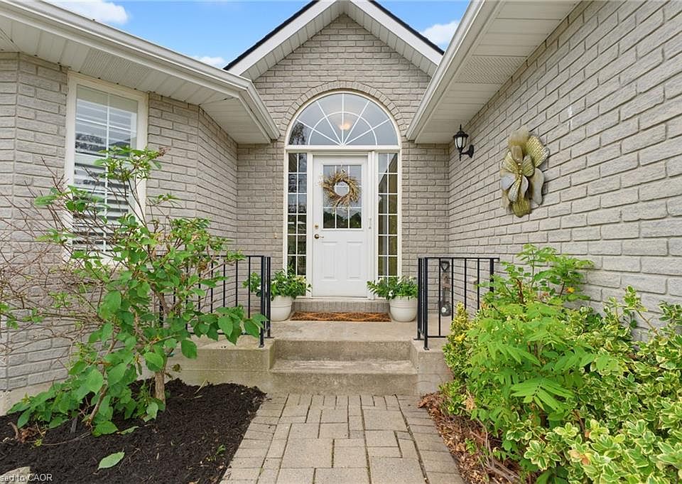 1st image of 13 Pine Ridge Cres
