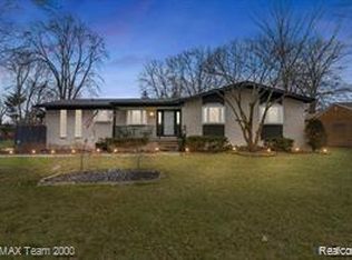 29633 Maplewood St, Garden City, MI 48135
