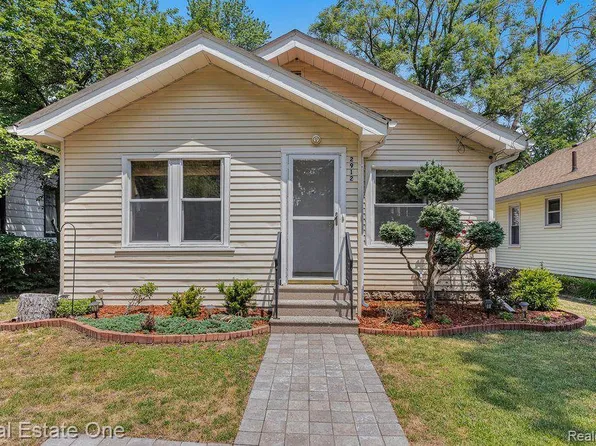 2912 Nagle Ct, Keego Harbor, MI 48320