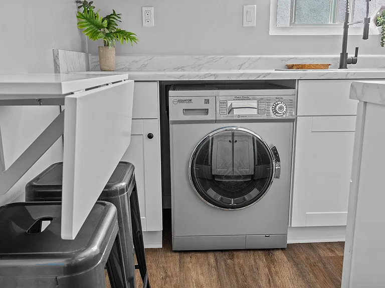 kitchen washer/dryer, eating area