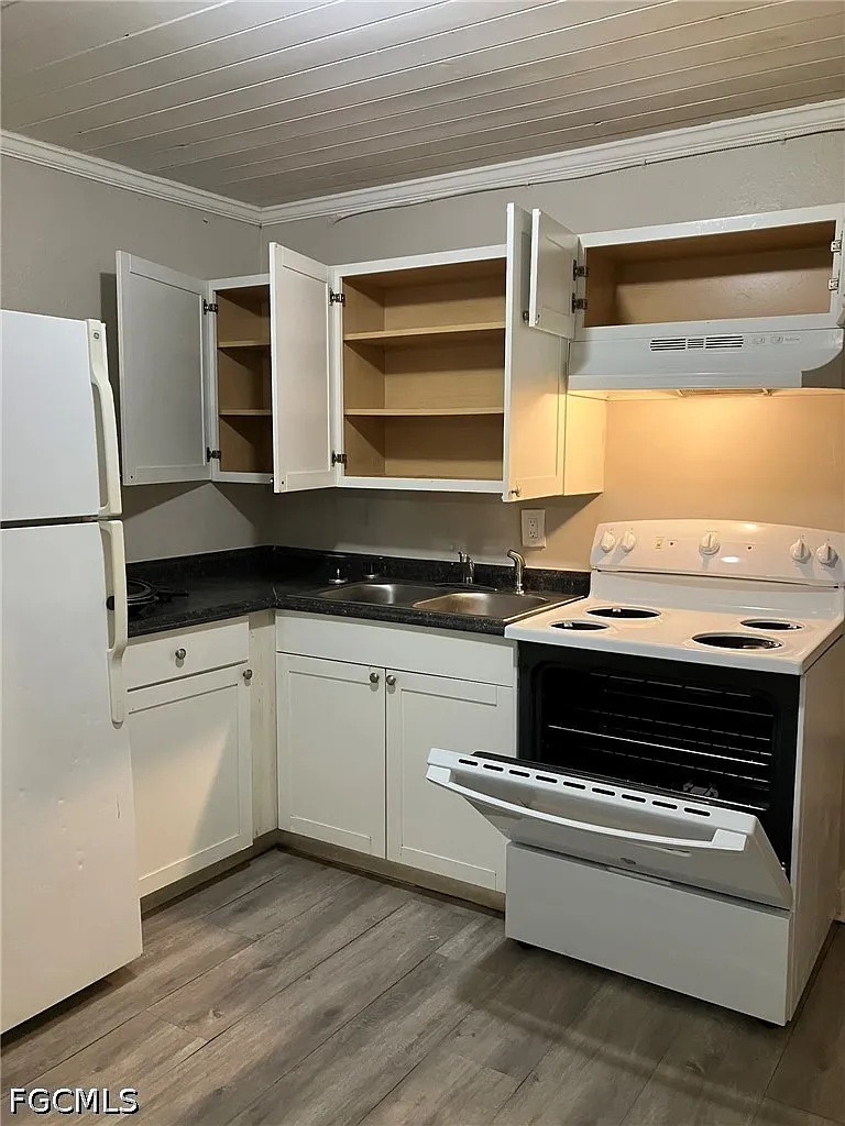2 bed, 1.0 bath, 704 sqft, $1,200 — Photo 2