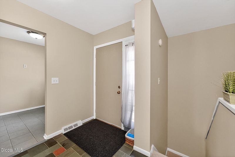 5th image of 305 Huntington Court