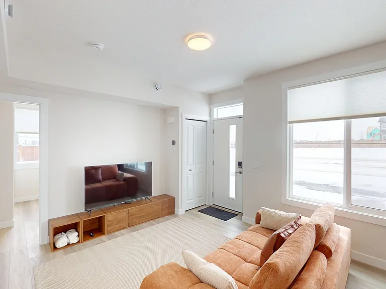 243 Seton Vlg SE — Photo 6