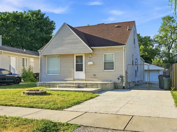 8781 Albany St, Oak Park, MI 48237