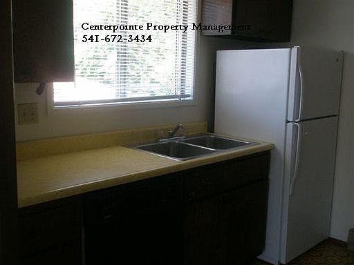 4th image of 647 NE Lincoln St