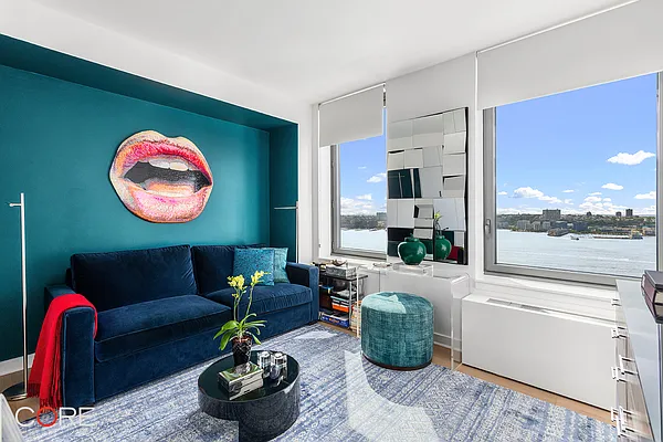 Rented by CORE | media 7