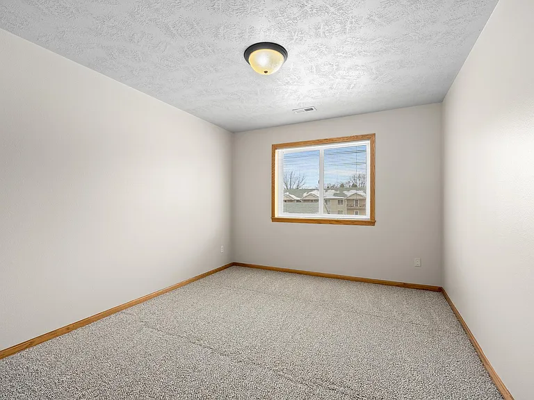 305 E 5th St #UPPER — Photo 12