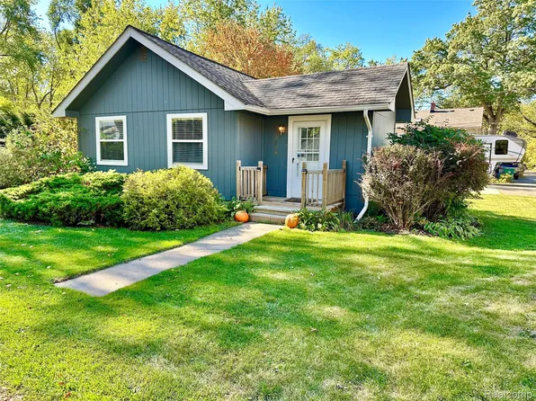 3206 Rio Vista St, Commerce Township, MI 48382