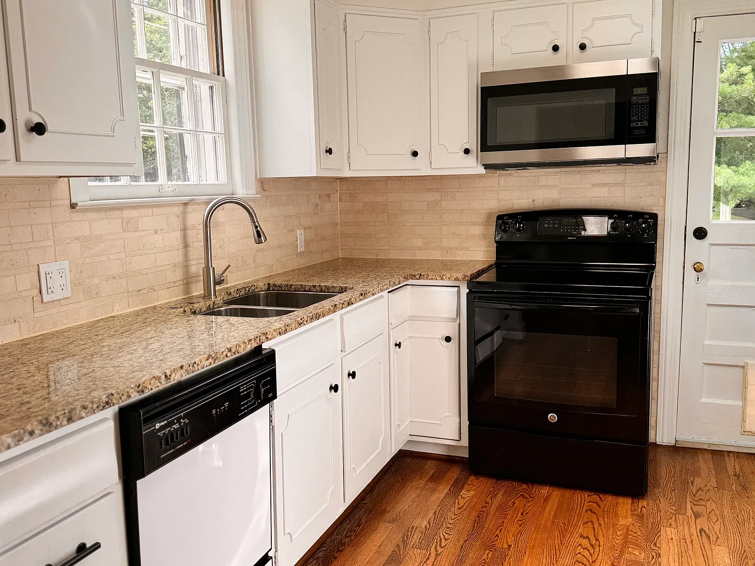 3 bed, 1364 sqft, $3,300 — Photo 4