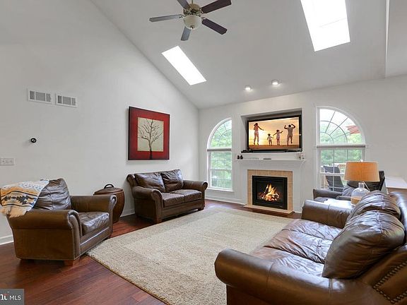 5th image of 12 Chamberlain Ln