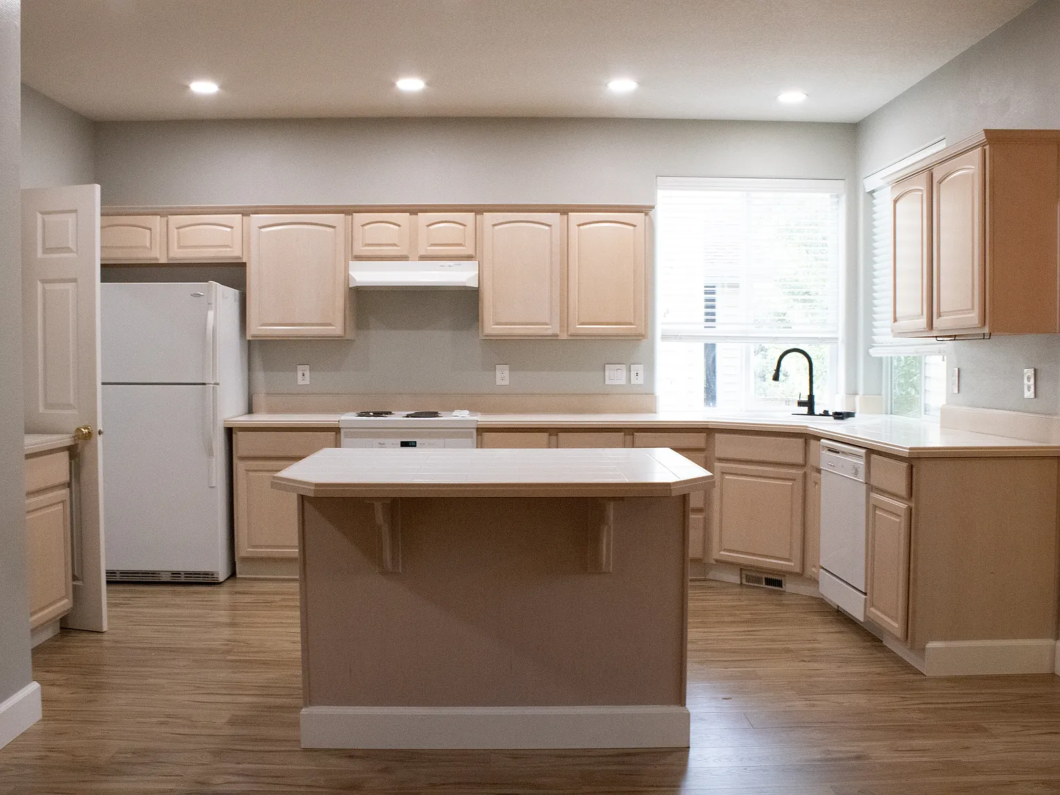 5 bed, 2.5 bath, 3301 sqft, $3,495 — Photo 3