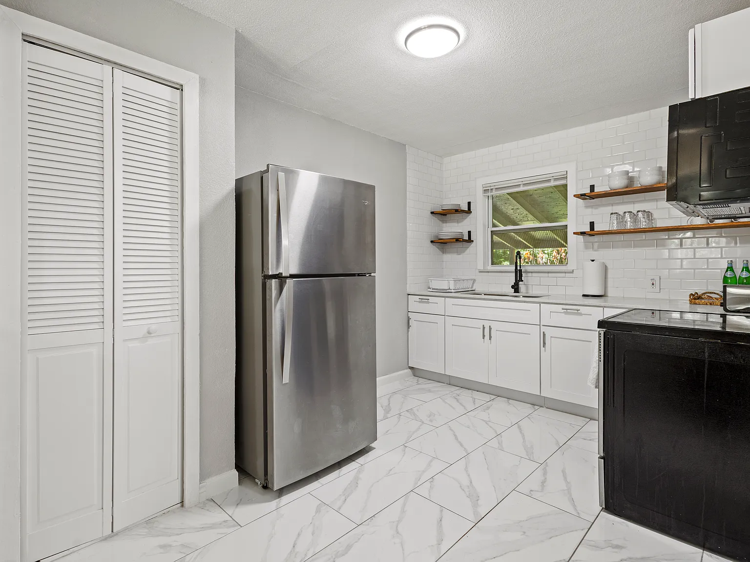 3 bed, 1252 sqft, $2,300 — Photo 3