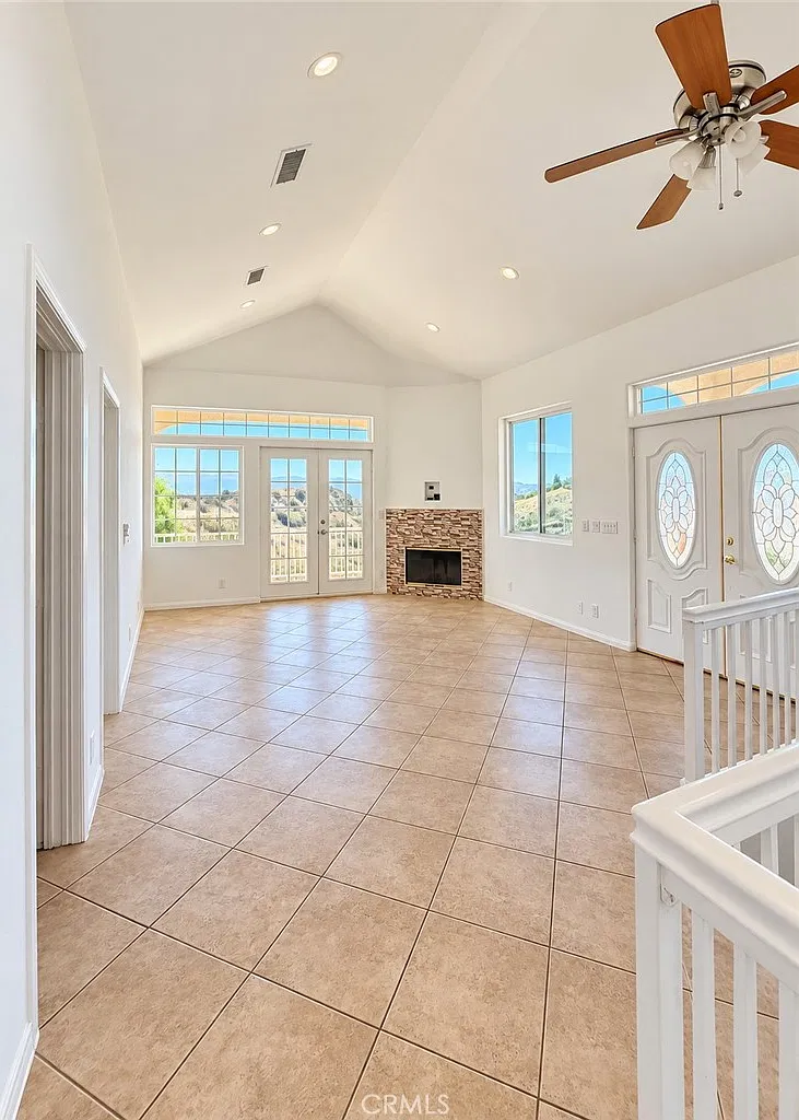 4 bed, 3.5 bath, 2000 sqft, $3,800 — Photo 2
