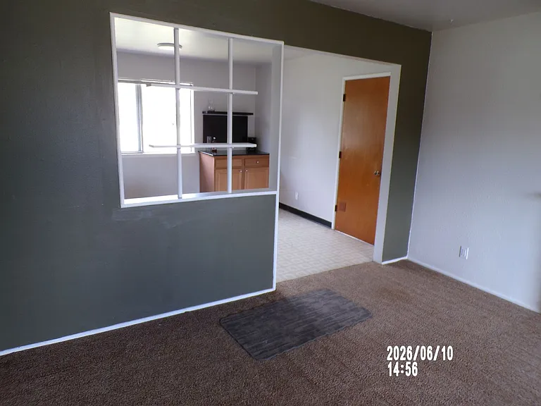 325 SE Bridgeway Ave — Photo 3