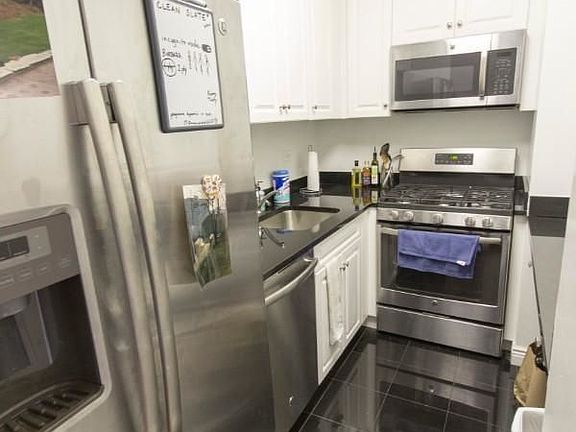 4th image of 225 E 95th St APT 31A