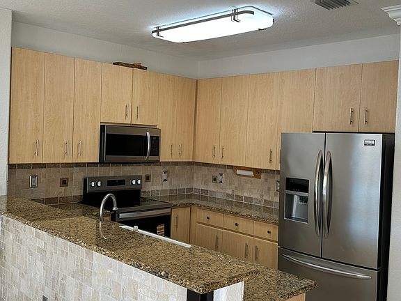 5th image of 17028 SW 39th Ct