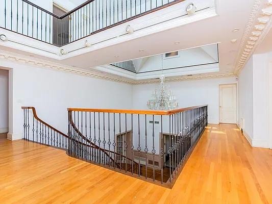 Sold by Re/Max In The City | media 11