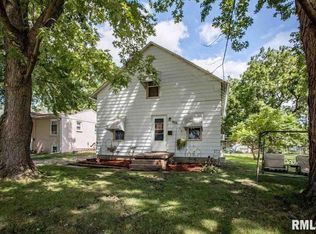 935 28th St, Bettendorf, IA 52722