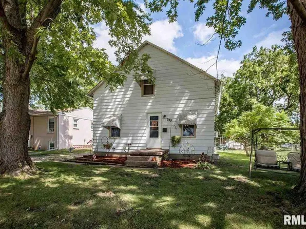 935 28th St, Bettendorf, IA 52722