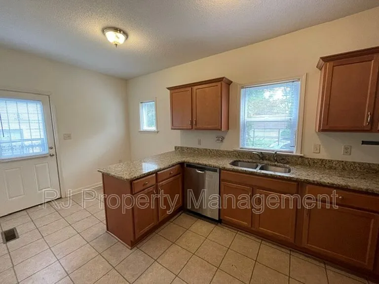641 S Greer St — Photo 7