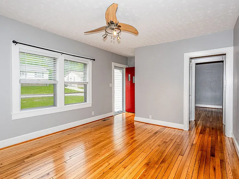 924 Hall St — Photo 14