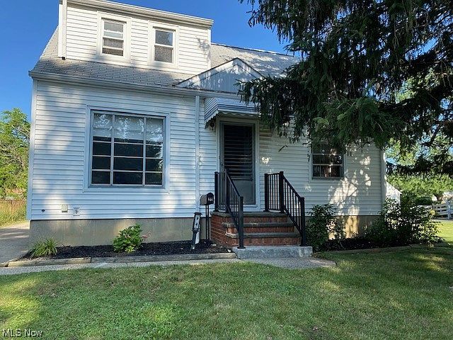 1st image of 944 E 223rd St