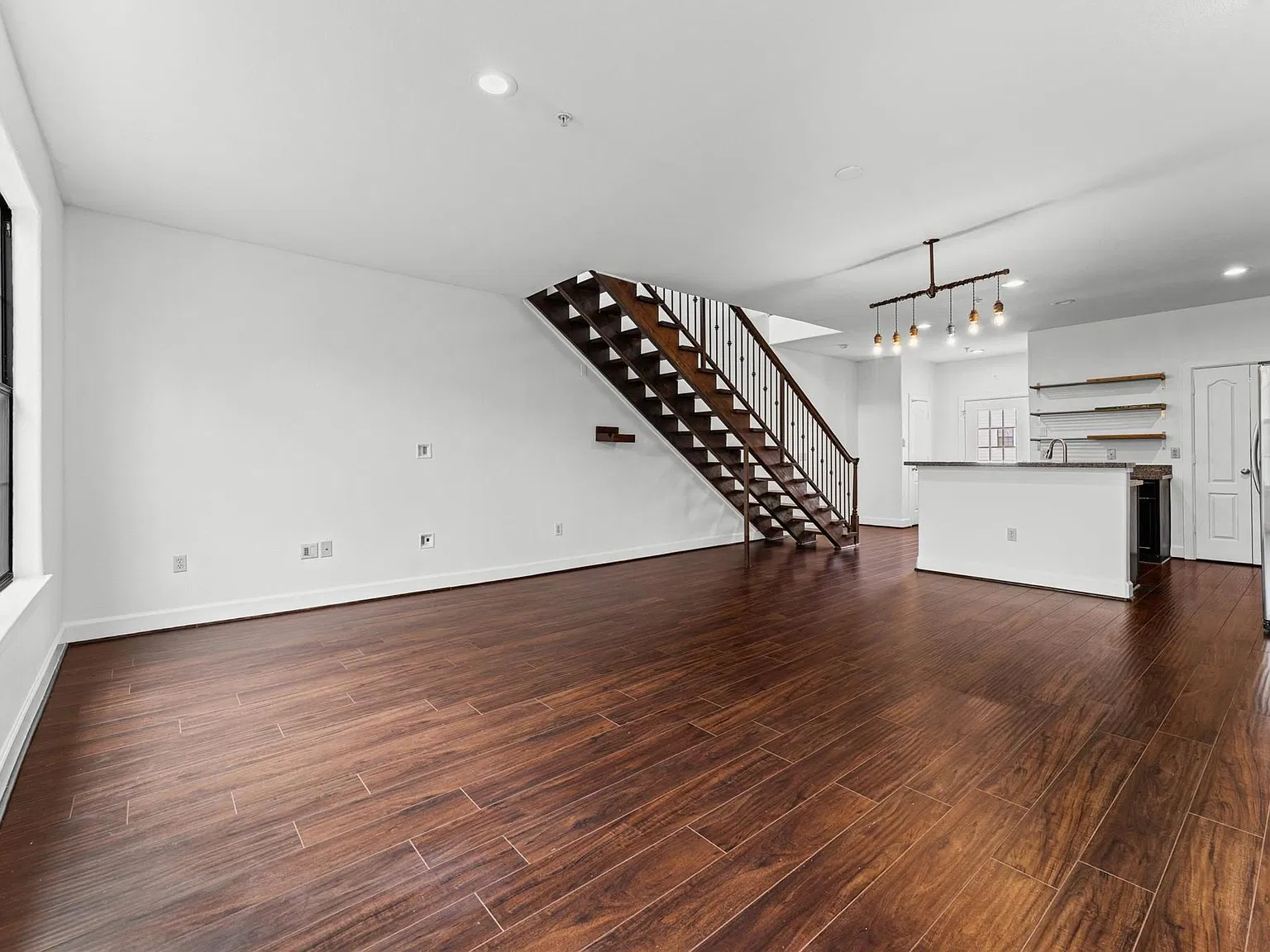 1602 Elgin St — Photo 2